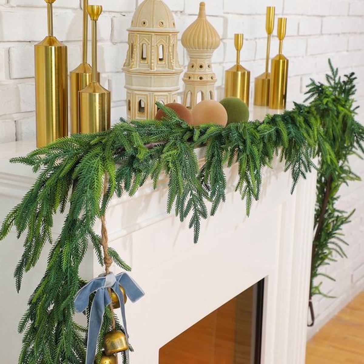 Kerstkrans van Norfolk dennen - Realistische kunstmatige cederhouten slinger voor de schouw, binnen en buiten, winterse kerstversiering (1 stuk, 2,7 m)