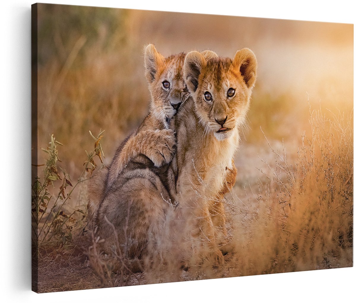 Artaza Canvas Schilderij Twee Leeuwen Welpen in het Wild - 180x120 cm - Groot - Foto Op Canvas - Wanddecoratie Woonkamer