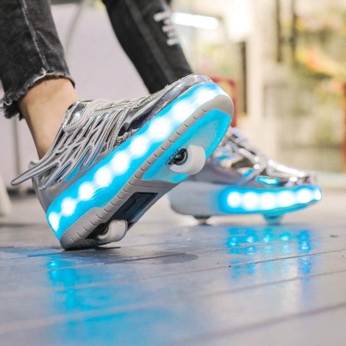 Skeelers met Wielen: Stoere Schoenen met Inklapbare Wieltjes en LED Verlichting (USB Oplaadbaar)