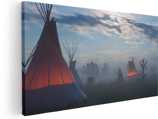 Toile représentant des tipis la nuit dans le brouillard, illuminés de l'intérieur.