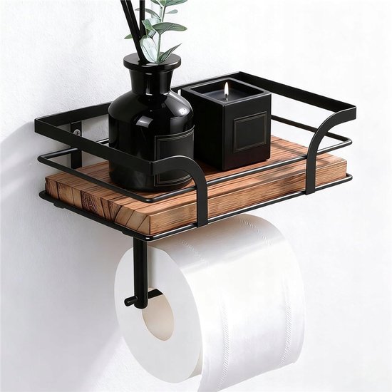 Zwarte wandrek met houten plank en toiletrolhouder. Met zwarte diffuser, kaars en wc-rol.