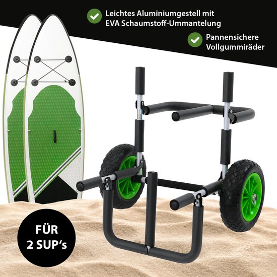 Zwarte SUP-trolley met twee grote, ruw profiel wielen met groene velgen, voor twee SUP-planken. Staat op het zand.
