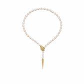 Witte parelketting met een gouden slangensluiting met smaragd en een puntige hanger.
