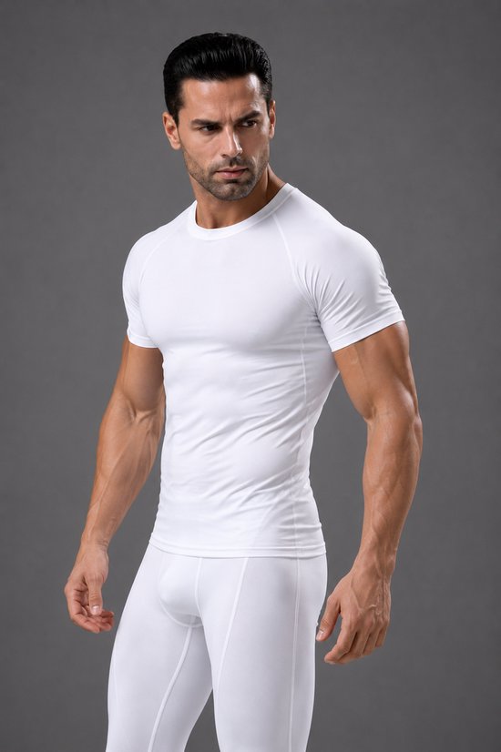 Model in wit AEROFLEX sport T-shirt met ronde hals en korte mouwen, draagt witte sportbroek.