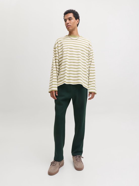 Man draagt een groen-wit gestreept T-shirt en een donkergroene joggingbroek.