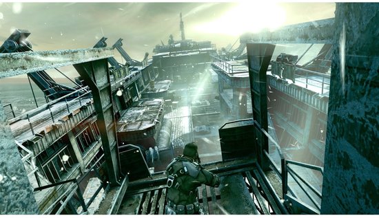 Un soldat de Killzone 3 observe une ville dévastée et enneigée depuis une plateforme surélevée.