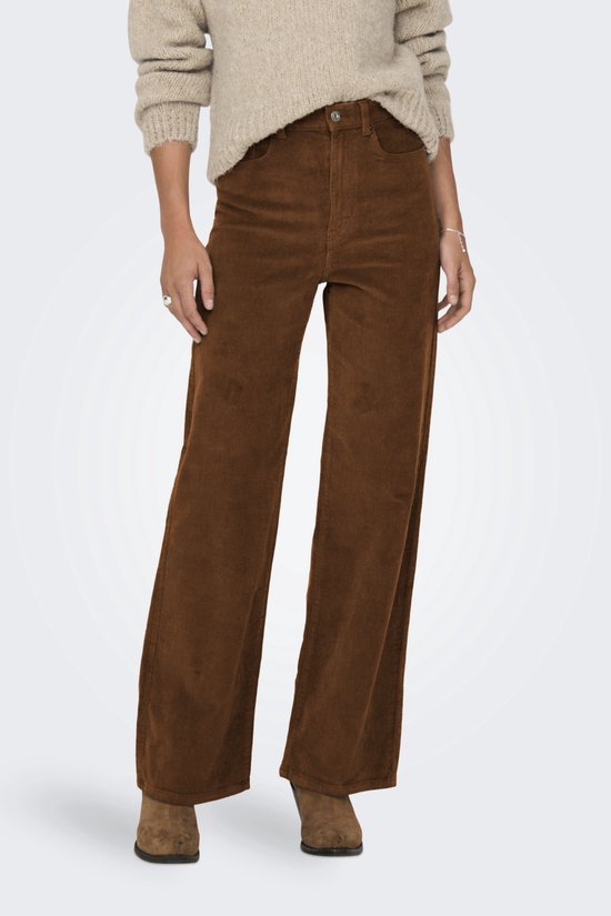 Model draagt bruine corduroy broek met wijde pijpen en beige trui.