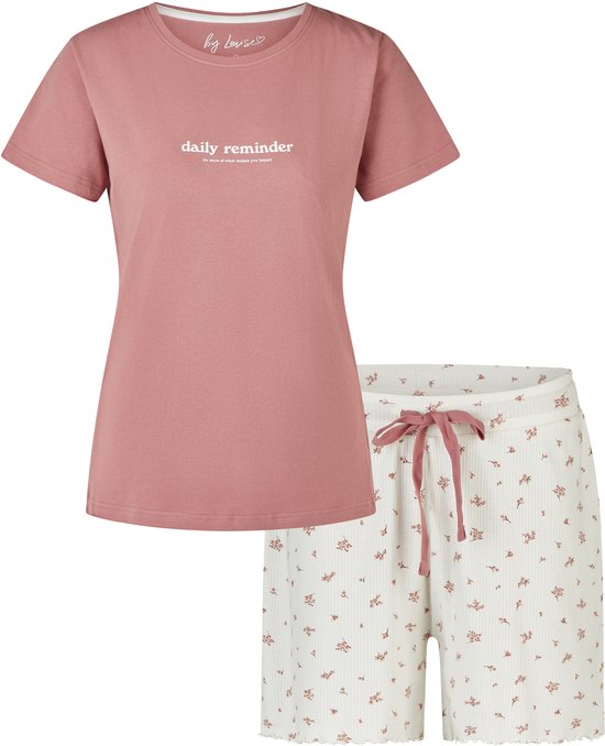 Koraalroze t-shirt met opdruk 'daily reminder' en wit short met gebloemd patroon.