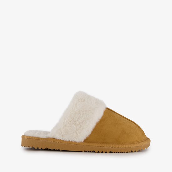 Bruine pantoffel met witte imitatiebont rand, vanaf de zijkant bekeken.