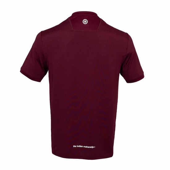 Donkerrode polo met witte logo op de rug en tekst "the indian maharadja" onderaan.