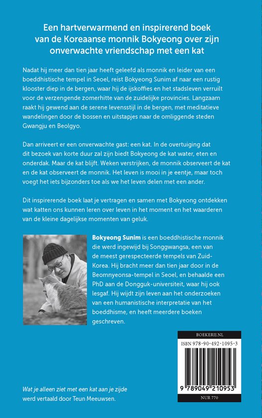Achterflap van het boek "Wat je alleen ziet met een kat aan je zijde", met tekst en een foto van Bokyeong Sunim.