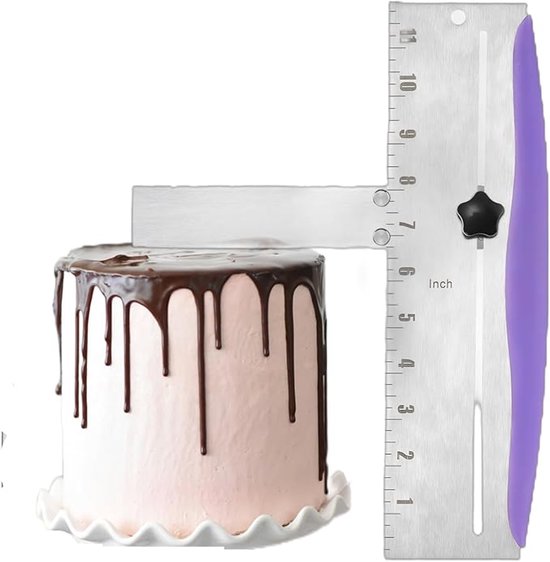 Paarse taartschraper met liniaal die een cake met chocoladedruppels gladstrijkt.