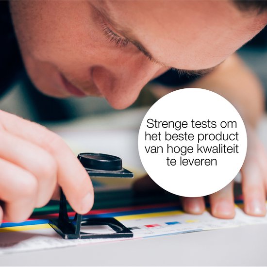 Persoon onderzoekt grafiek met vergrootglas. "Strenge tests om het beste product van hoge kwaliteit te leveren".