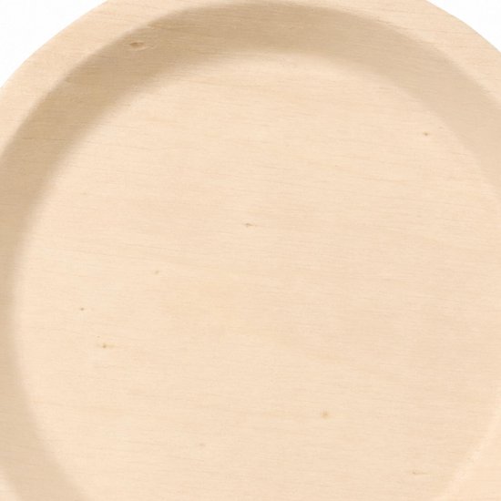 Detail van een rond beige bordje, gemaakt van geperst houtkarton.