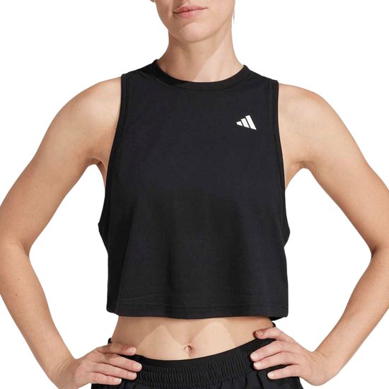 Vrouw draagt een zwart, mouwloos Adidas T-shirt met het logo op de borst.