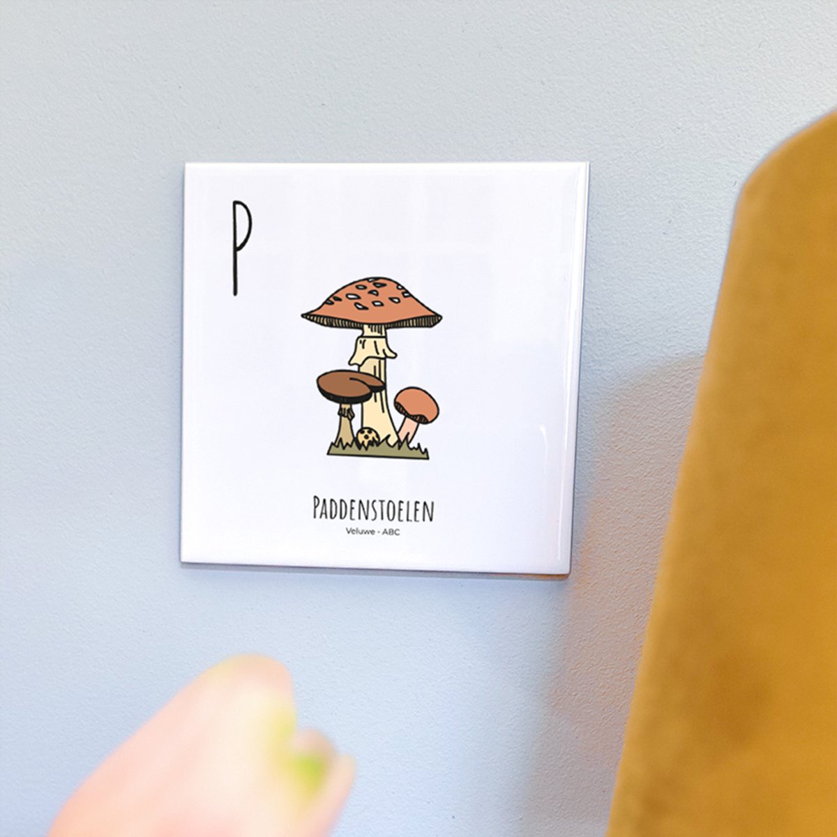 Paddenstoelen - ABC tegeltje Veluwe - Keramiek met Handgetekende Illustratie - Wanddecoratie - Woondecoratie - Relatiegeschenk - Souvenir - 10,8 x 10,8 cm
