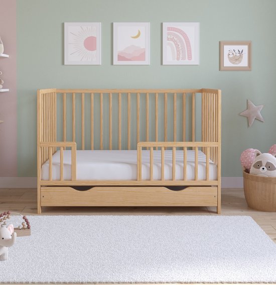 Houten ledikant met matras en schuiflade. Gemaakt van massief grenenhout.