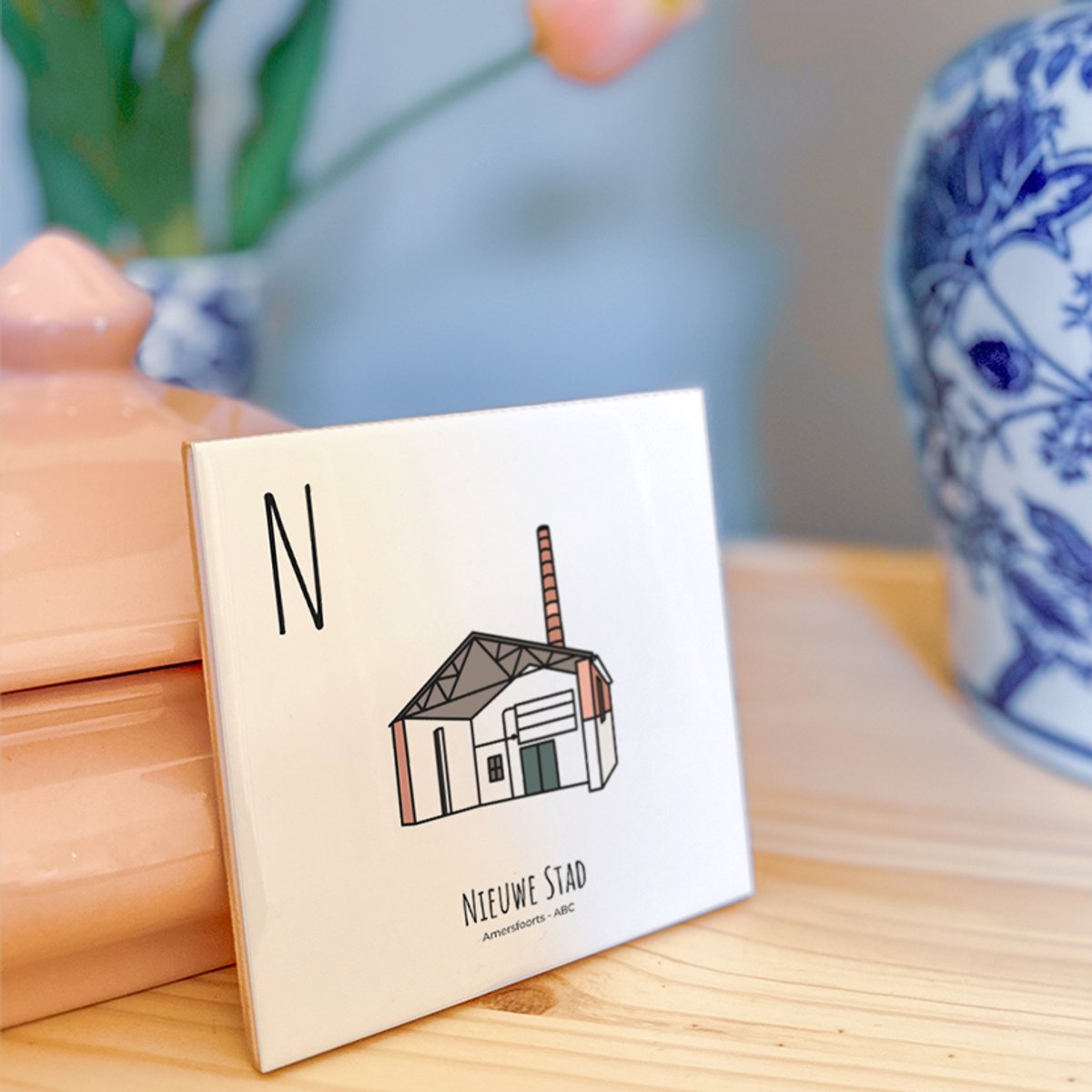 Nieuwe Stad - ABC tegeltje Amersfoort - Keramiek met Handgetekende Illustratie - Wanddecoratie - Woondecoratie - Relatiegeschenk - Souvenir - 10,8 x 10,8 cm