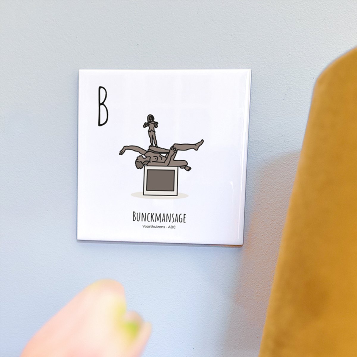 Bunckmansage - ABC tegeltje Voorthuizen - Keramiek met Handgetekende Illustratie - Wanddecoratie - Woondecoratie - Relatiegeschenk - Souvenir - 10,8 x 10,8 cm