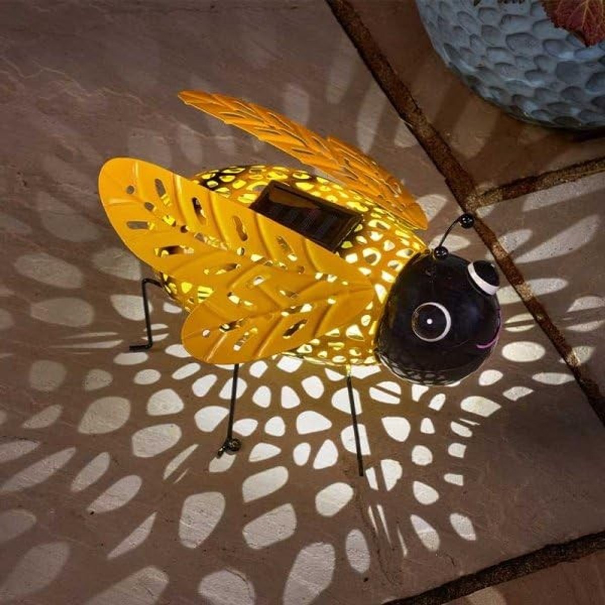 Omgoods - Grote Tuinornament in de Vorm van een Bij met Solar LED Verlichting