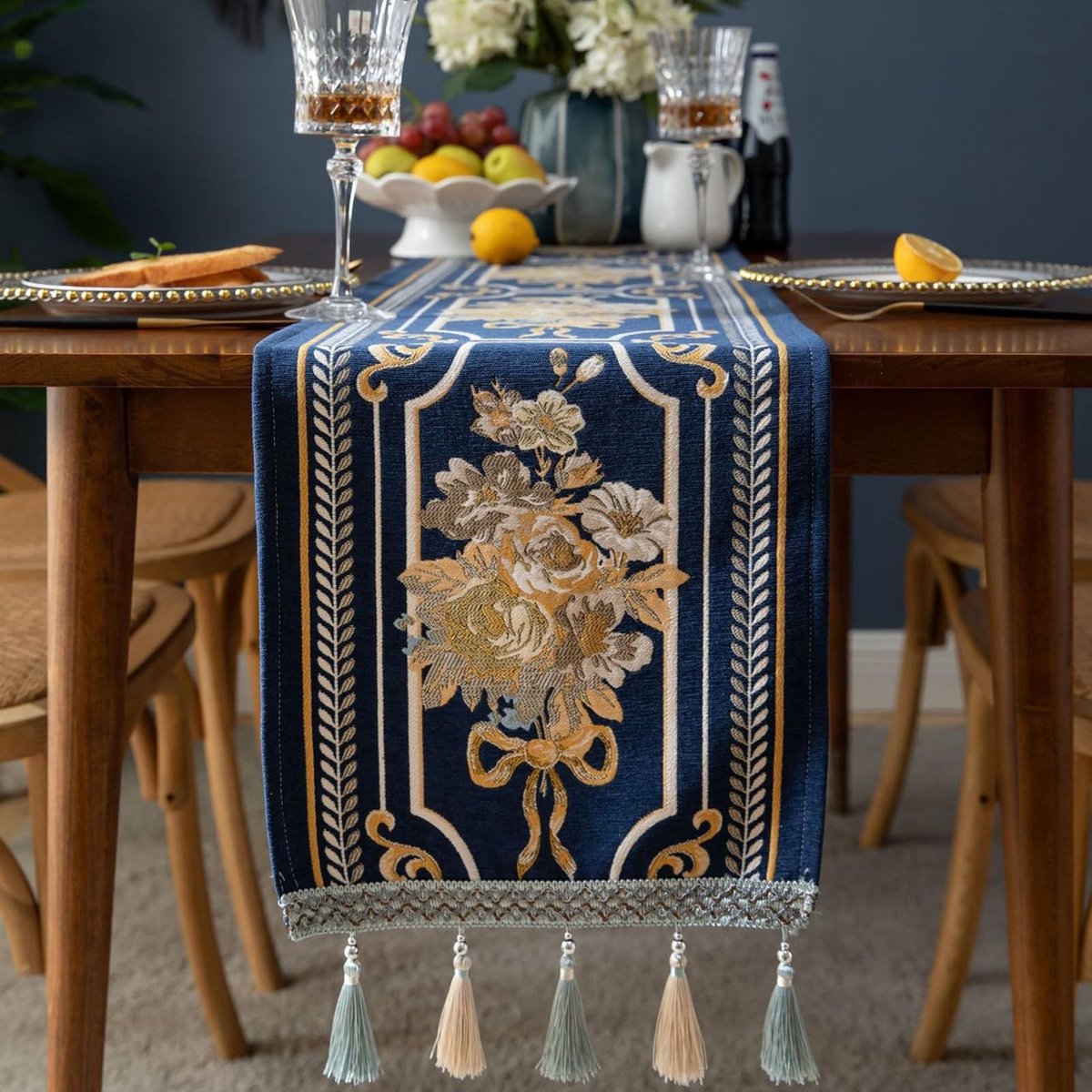 Omgoods - Luxe Tafelrunner met Meerdere Kwastjes voor Elegante Tafelsetting