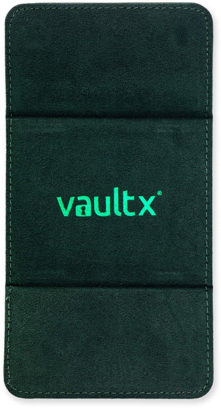 Donkergroene, gevouwen kaartenhouder met een textuur en het groene 'vaultx'-logo in het midden.