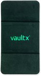 Donkergroene, gevouwen kaartenhouder met een textuur en het groene 'vaultx'-logo in het midden.