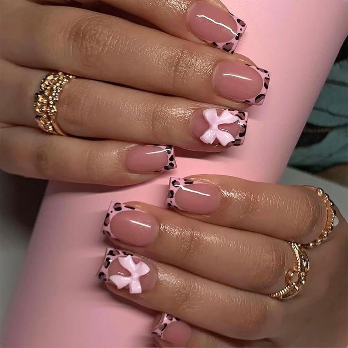 24 stuks Leopardenpatroon French Tip Opzetnagels Vierkante korte nepnagels met roze strikje Roze Volledige dekking Kunstnagels