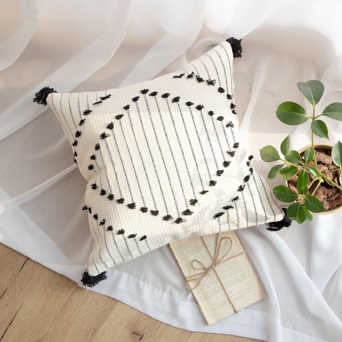 Decoratieve Boho Tassels voor Sofa en Slaapkamer - Moderne Witte en Zwarte Kussenhoezen van Katoen 45x45 cm met Diamantpatroon en Woven Design