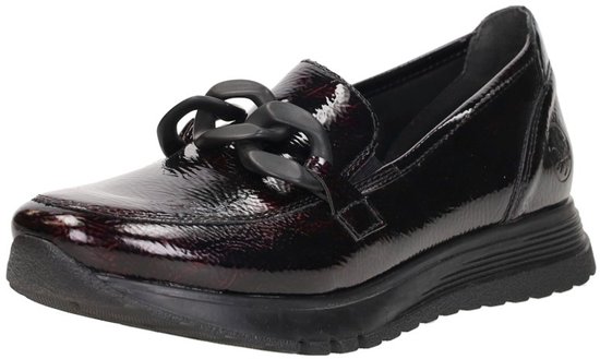 Glinsterende rode loafer met een dikke zool en zwarte kettingdecoratie.