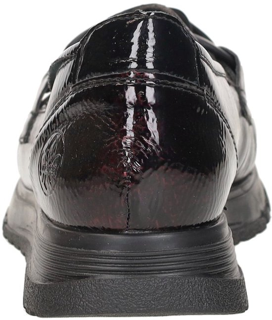 Achterkant van een rode glanzende loafer met dikke zool en Rieker-logo.