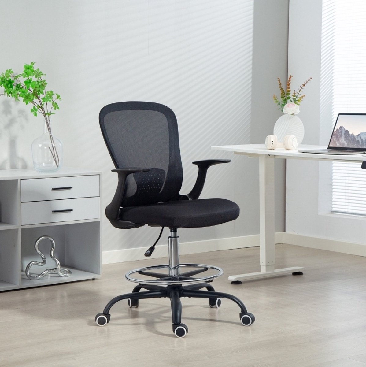 MEUNIQ Bureaustoel hoogteverstelbaar 59 x 62 x 99-119 cm met voetring, lendensteun, verstelbare armleuningen, mesh rugleuning en wielen, zwart