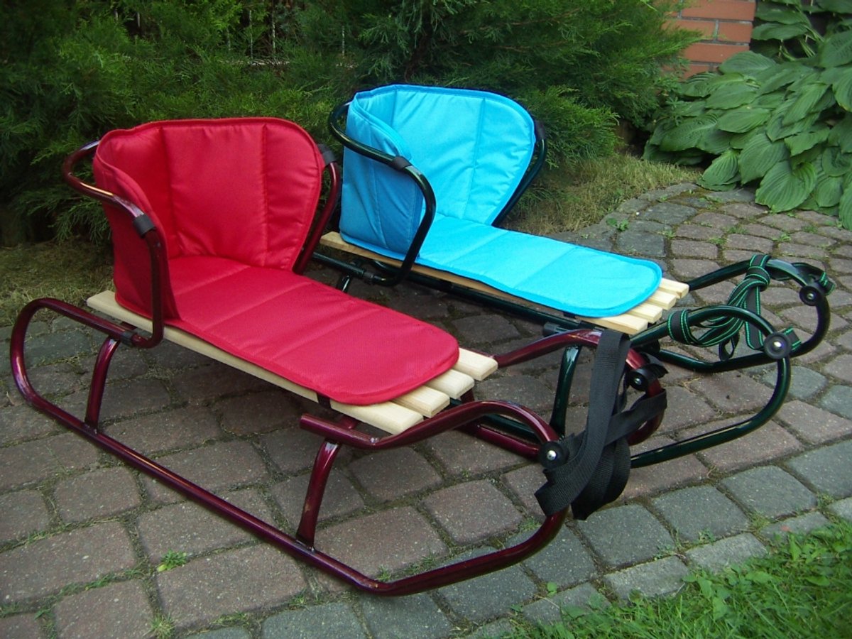 Merkloze Metal-Houten Kinder Slee met Afneembare Rugleuning en Matras