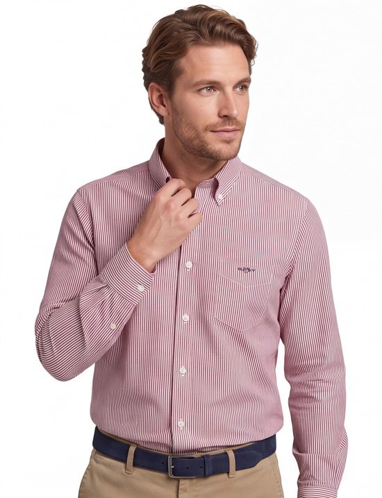 Man in rood met witte streep overhemd, khaki broek en blauwe riem, van voren.
