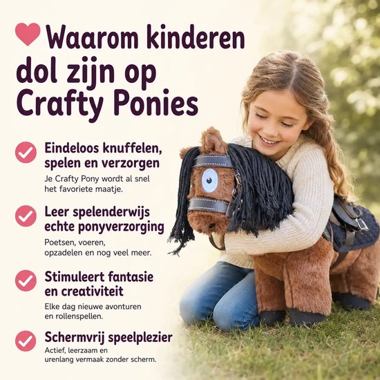 Meisje omhelst bruine knuffelpony met zwarte manen, die bruin is met witte oogjes.