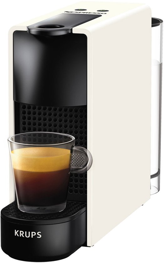 Krups Nespresso Essenza Mini blanche avec accents noirs, avec un verre d'espresso.