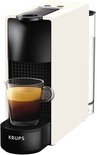 Krups Nespresso Essenza Mini blanche avec accents noirs, avec un verre d'espresso.