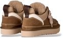 Achterkant van bruine UGG-sneakers met beige voering en witte accenten.