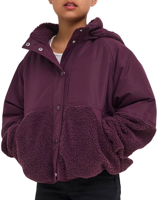 Fille portant une veste teddy violette à capuche, mains dans les poches.