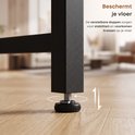 Detail van de poot van een zwart hoekbureau met verstelbare dop ter bescherming van de vloer.