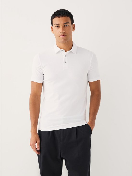 Man met wit poloshirt, korte mouwen, kraag en knoopjes.