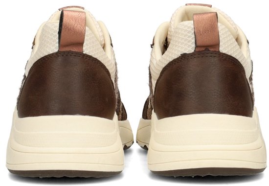Achterkant van een paar donkerbruine sneakers met crèmekleurige zolen en witte mesh.
