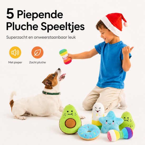 Jongen met kerstmuts laat hond spelen met zacht, piepend speelgoed.