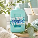 Lichtblauwe Seepje handzeepfles met label met eucalyptus en rozemarijn. Zeep zonder troep.