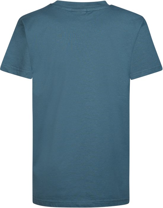 Achterkant van een effen blauw katoenen T-shirt met korte mouwen.