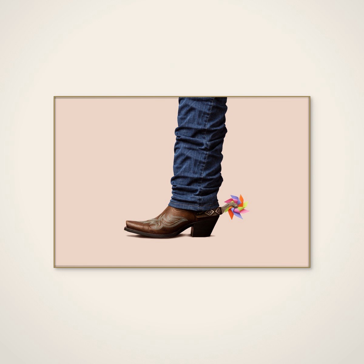 Akoestisch schilderij - 90 x 60 cm - Playful Cowboy Boot van Artem Pozdniakov - Abstracte wanddecoratie - goud textielframe