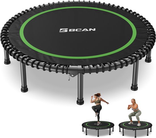 Een grote zwarte trampoline met groene rand, met twee kleinere trampolines op de voorgrond met springende vrouwen.
