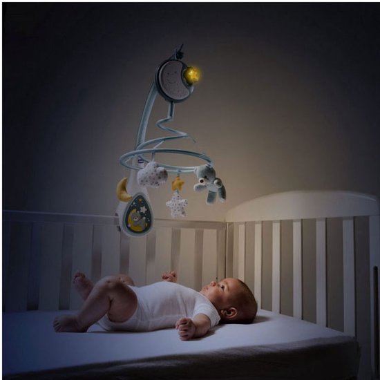 Blauw muziekmobiel met zachte dierenfiguren en sterren boven een slapende baby in een ledikant.