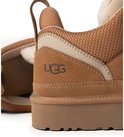 Zijaanzicht van een bruine UGG sneaker met suède en mesh materiaal, een dikke zool en UGG logo op de hiel.