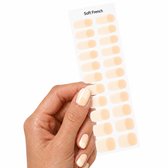 Hand houdt vel met 20 zachte Franse nagelstickers vast. Één sticker is op de wijsvinger aangebracht.